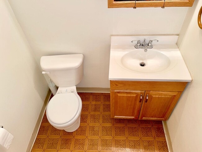 Building Photo - 3 Bedroom Home Right Off the Powers Corrid...