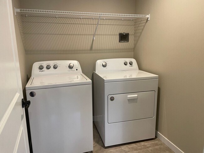 Building Photo - GORGEOUS 3 BED/2 BATH OPEN CONCEPT HOME IN...