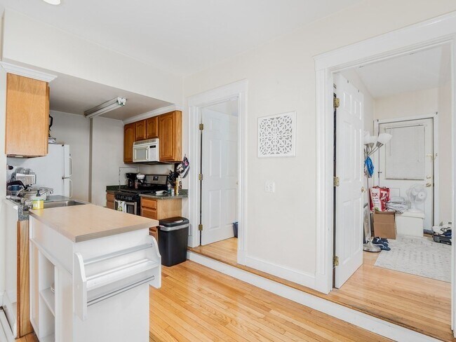 Building Photo - 546 E 8th St