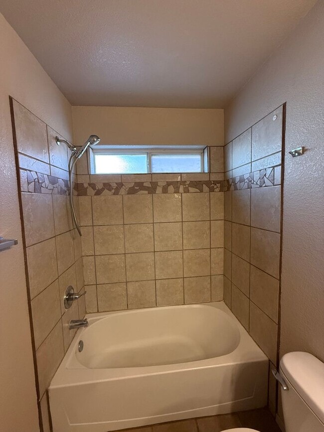 Building Photo - 4 Bedroom, 2 Bathroom House Available Now!