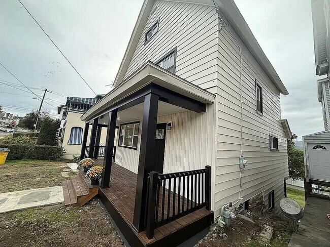 Building Photo - 1105 Quincy Ave