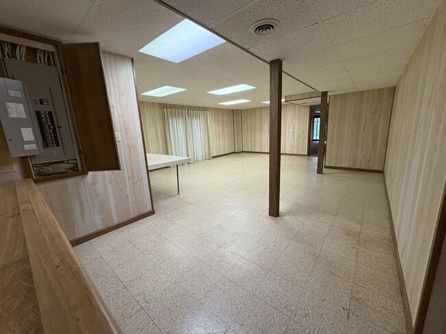 Building Photo - Single Family Home on 9.84 Acres