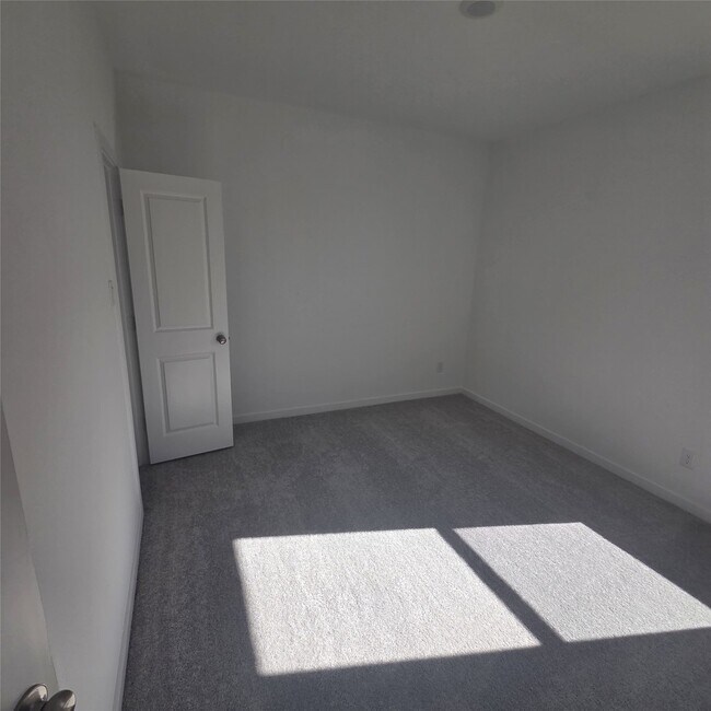 Building Photo - 6814 Yellow Jessamine Ln