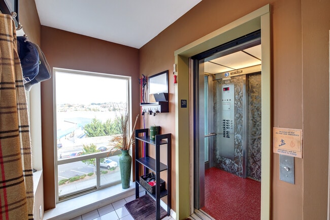 Building Photo - Great Priced Westlake Condo with Electric ...