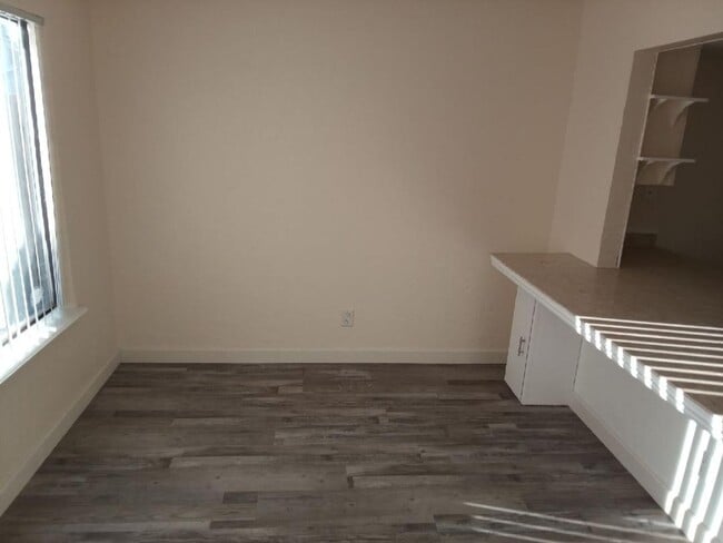 Building Photo - 2 bedroom or 1 bed with loft