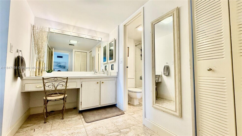 Building Photo - 100 Bayview Dr