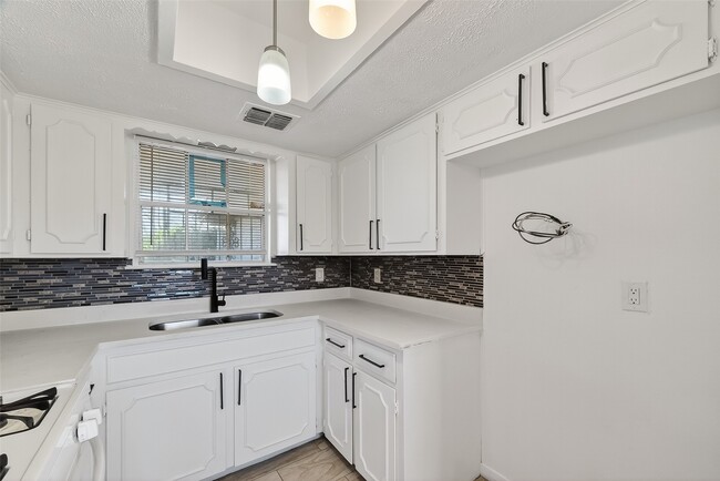 Building Photo - 4511 Bayou Vista Dr