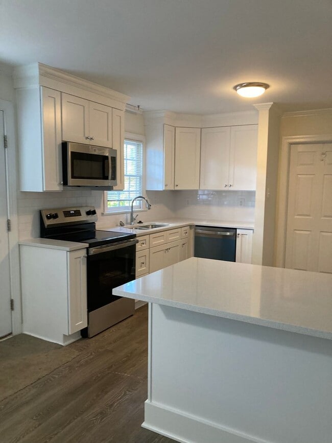 Building Photo - 5 Bedroom Home - Colonial Heights - Convenient to Fort Lee