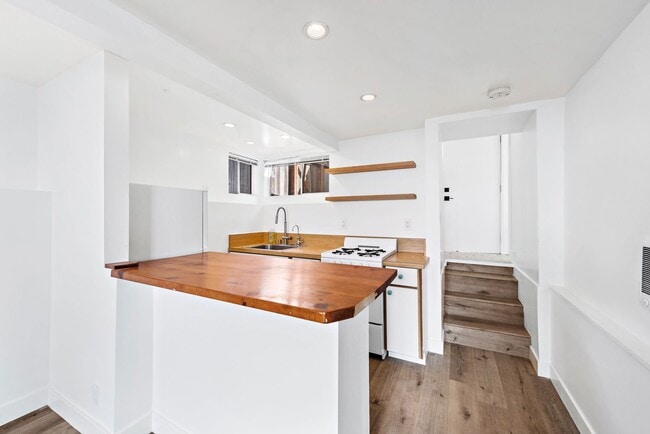 Building Photo - Super Charming South Laguna Studio