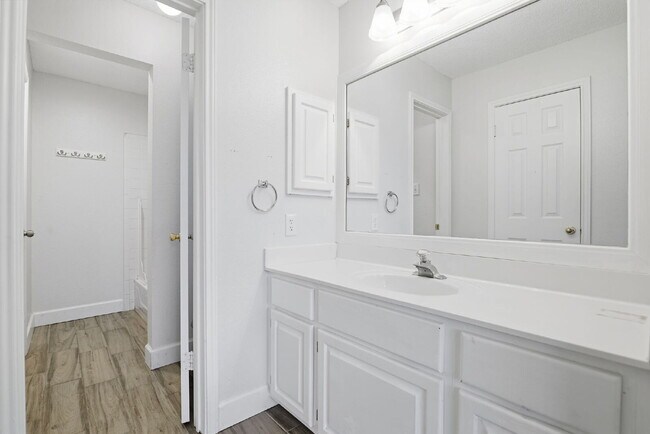 Building Photo - Modern Living Near UTSA/USAA: Quiet Cul-de-Sac with BONUS Space