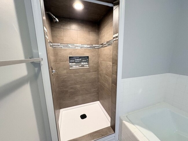 Building Photo - Large 2 Bedroom 2 Bath Condo in the Forest Oaks Community!!