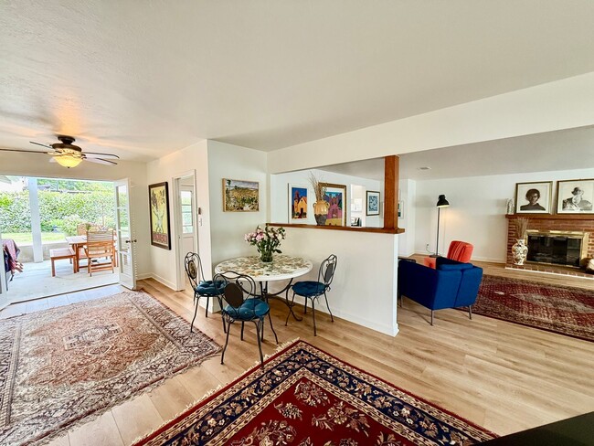 Building Photo - Unfurnished 4 bedroom/2 bathroom home with...