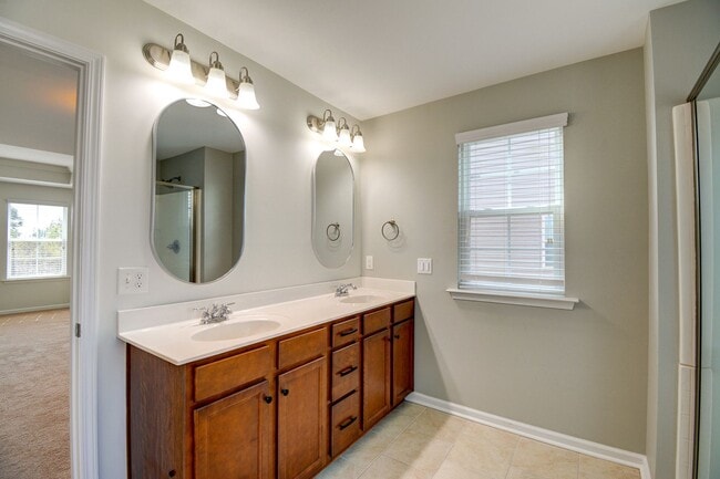 Building Photo - Gorgeous 5 Bedroom Home in Neighborhoods of Holly Ridge