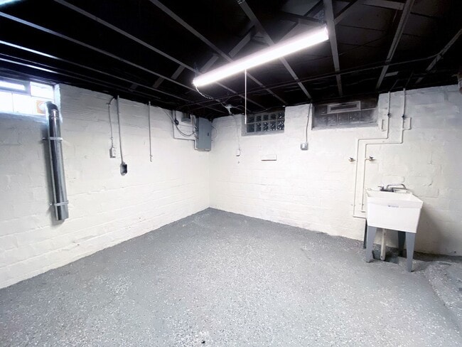 Building Photo - 4 Bed - 1 Bath Colonial for Rent in Clevel...
