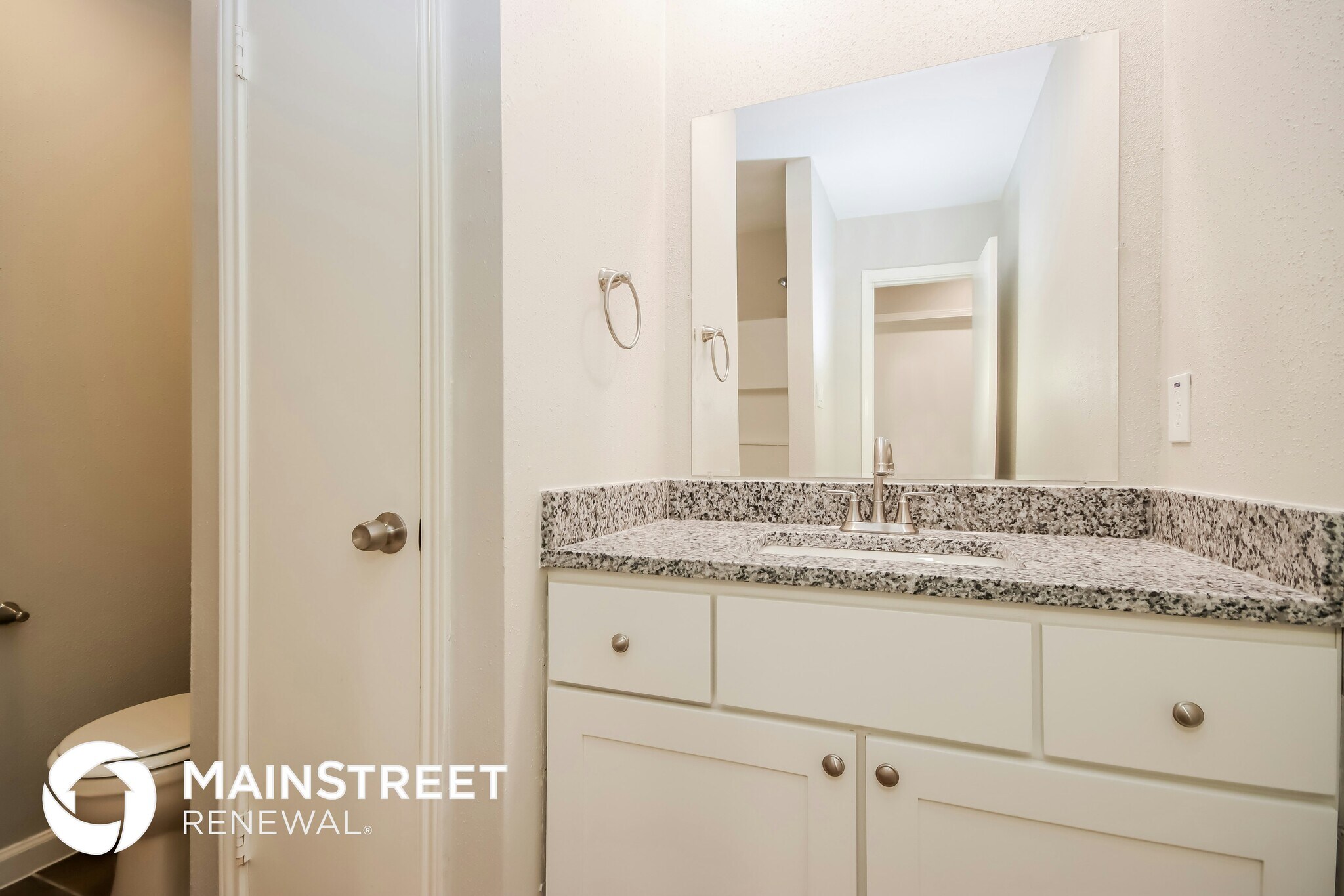 Building Photo - 8811 Oakleaf Forest Dr