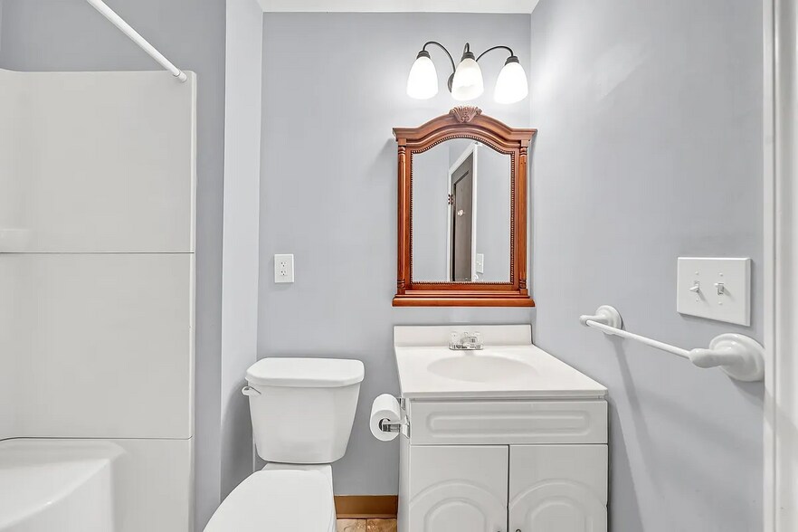 Building Photo - 238 Crestwood Ave