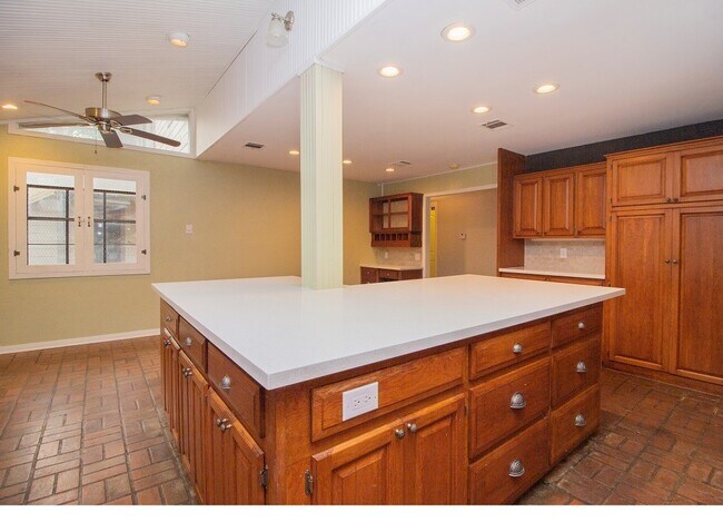 Building Photo - 7 Woody Creek Dr