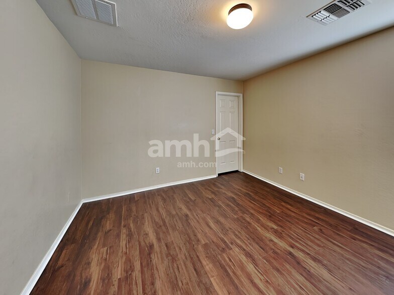 Building Photo - 7006 W Irwin Ave