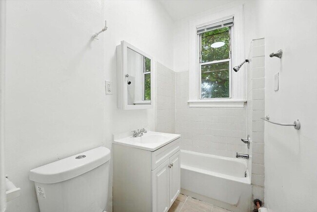 Building Photo - 122 Hutton St