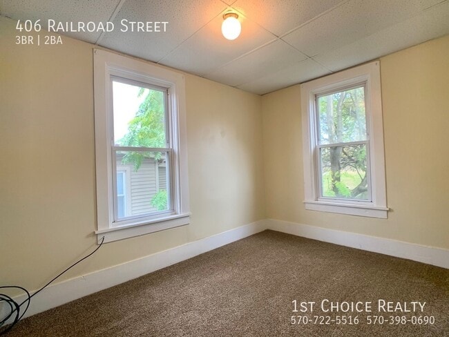 Building Photo - 406 Railroad St