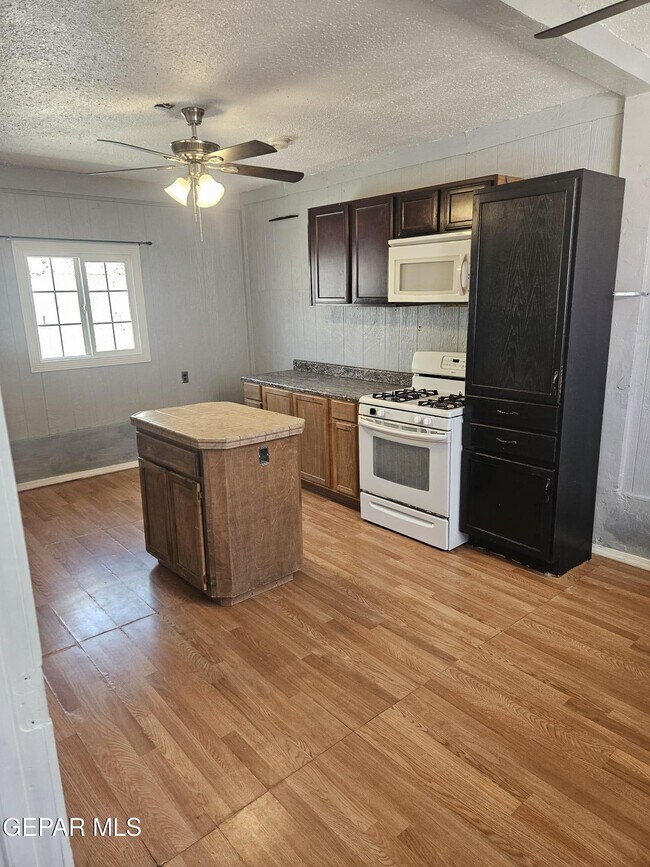 Building Photo - 14565 Hendrik Dr
