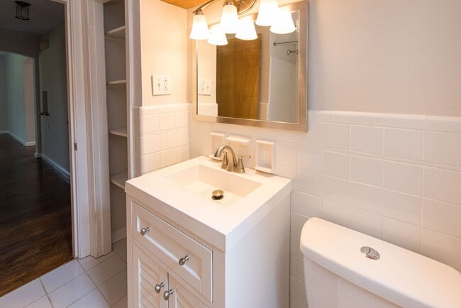 Building Photo - Extra Spacious Top Unit Duplex