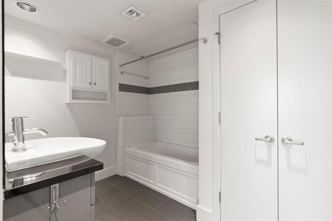 Building Photo - 300 Bowie St