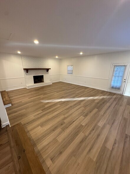 Building Photo - 114 Woodglen Dr