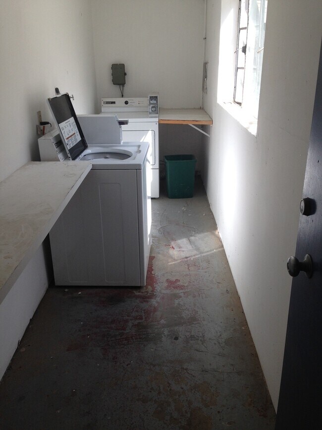 Building Photo - Adorable studio in desirable Burbank area!