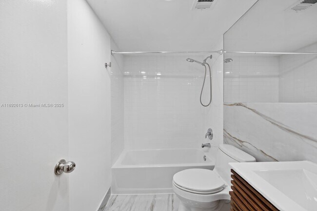 Building Photo - 1440 Brickell Bay Dr
