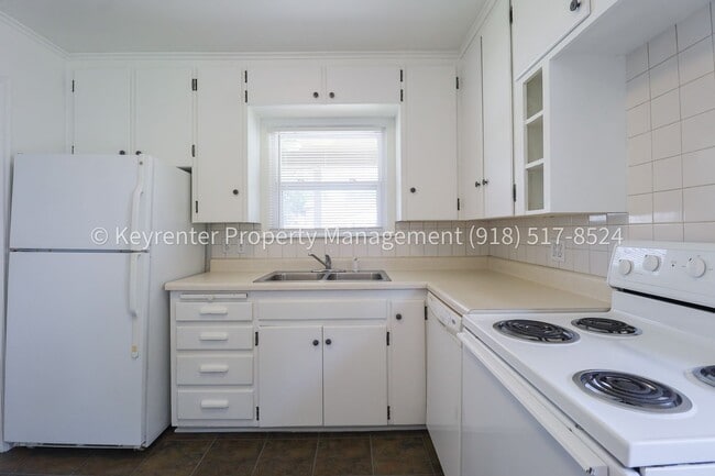 Building Photo - Gorgeous duplex unit on large lot with garage -- NO PETS ALLOWED