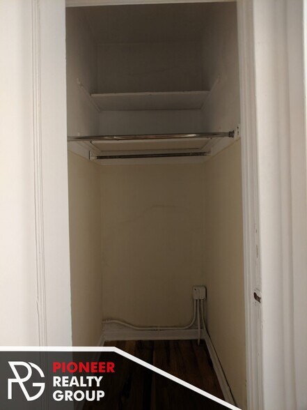 Building Photo - 634 W Barry Ave