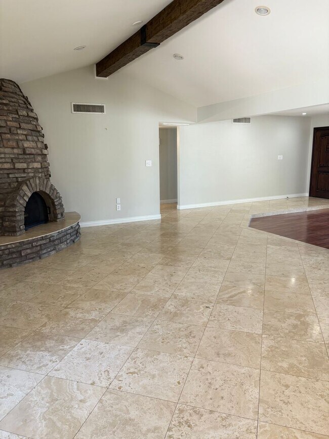 Building Photo - **STUNNING 3 BEDROOM/2 BATHROOM FULLY RENO...