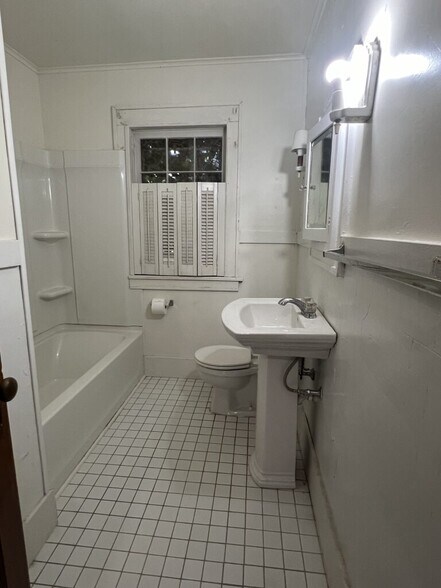 Building Photo - 115 Heights Ct