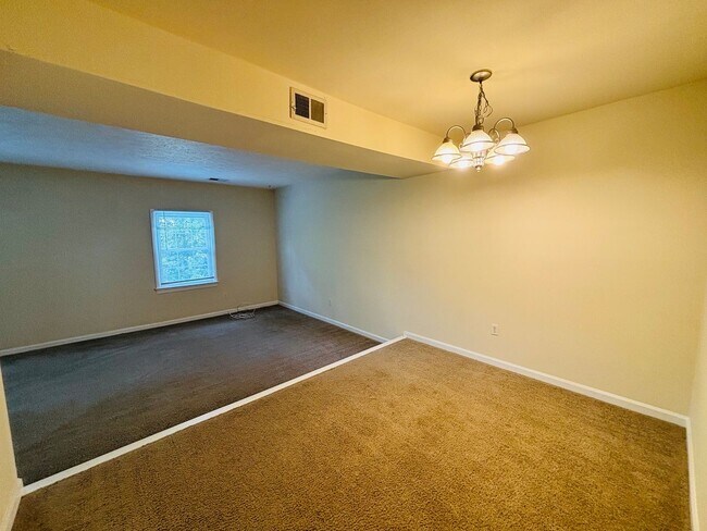 Building Photo - 4 Bedroom, 2.5 Bath Townhouse