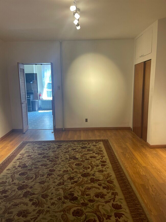 Building Photo - 582 Jersey Ave