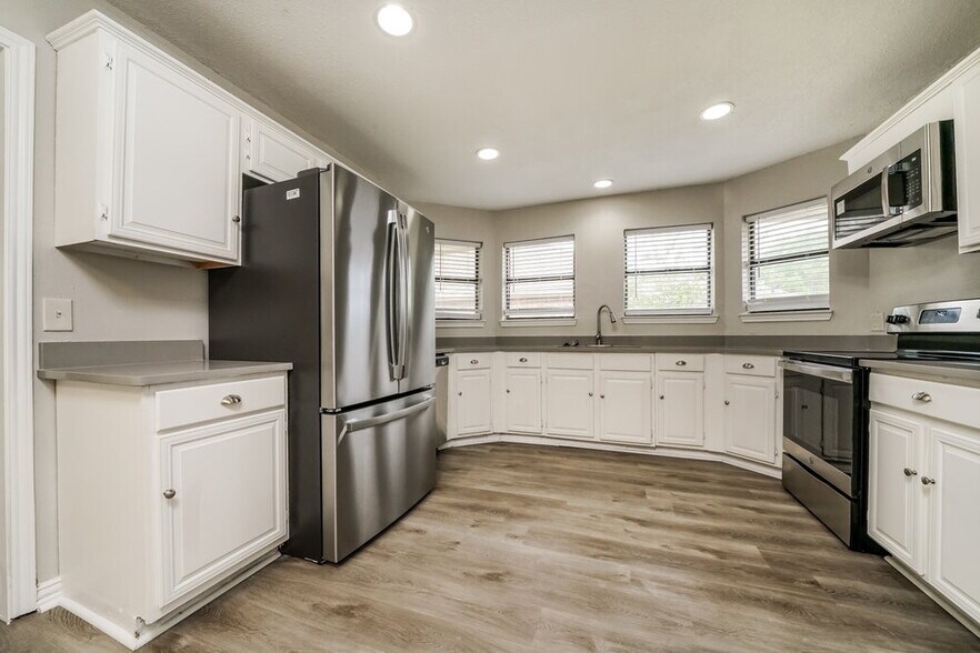 Building Photo - 8801 Pine Forest Dr