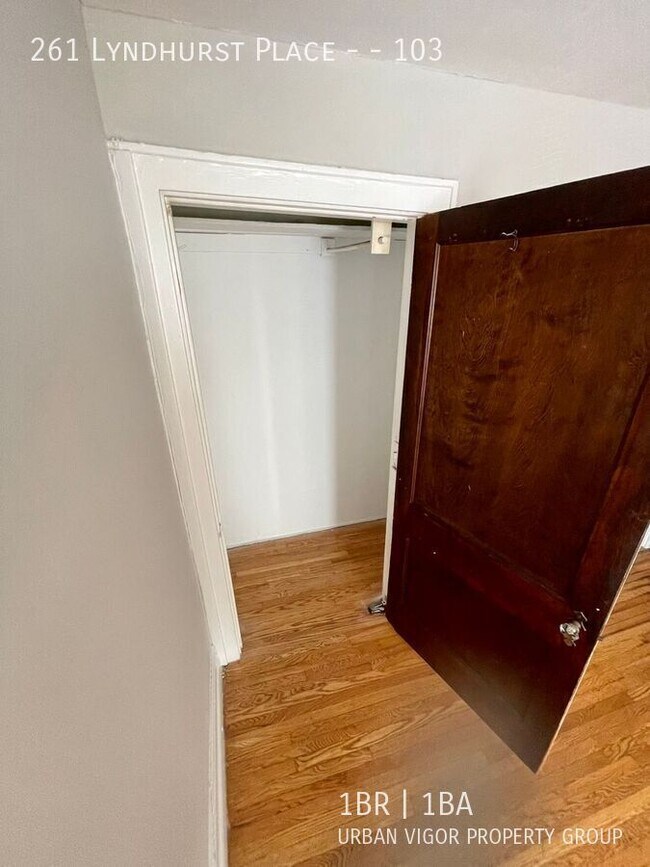 Building Photo - 261 Lyndhurst Pl