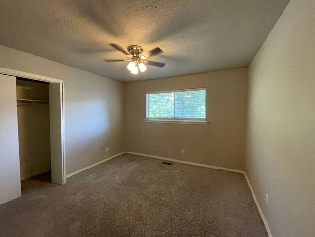 Building Photo - Move in ready! 3 bedrooms and 2 baths