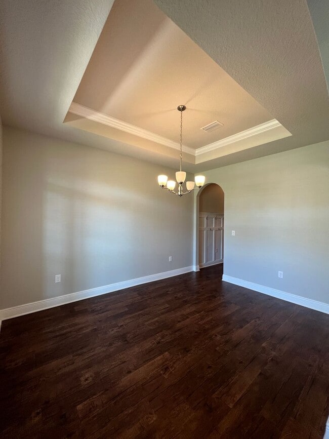 Building Photo - Gorgeous 5 Bedrooms