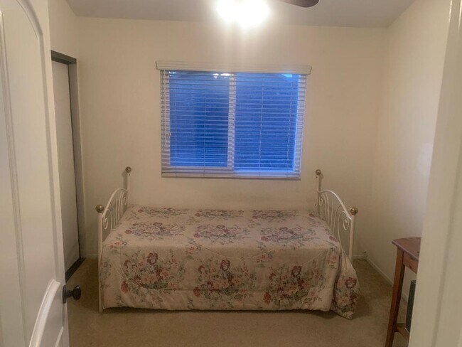 Building Photo - Wonderful East Ventura 4 Bedroom 2.5 Bath Home