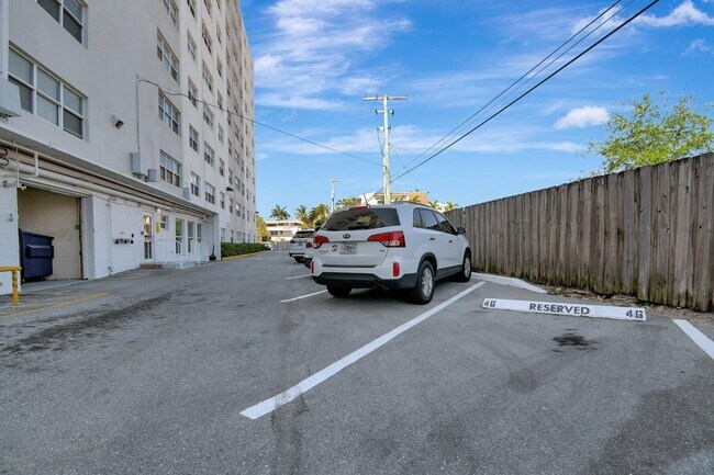 Building Photo - 2555 NE 11th St