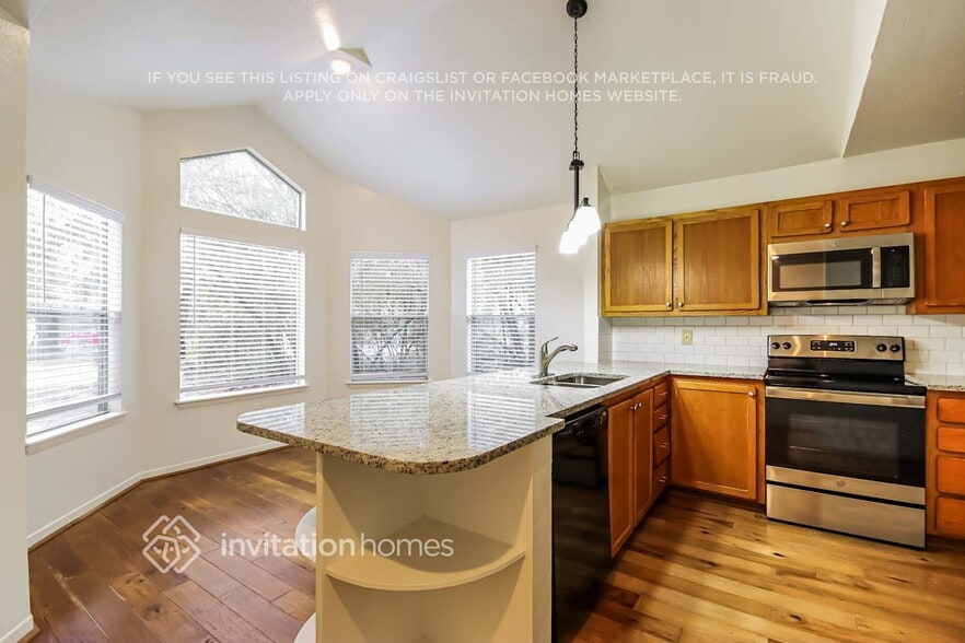 Building Photo - 10 Shallow Pond Pl