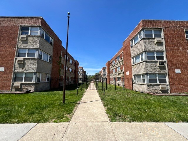 Building Photo - 2401 W Balmoral Ave