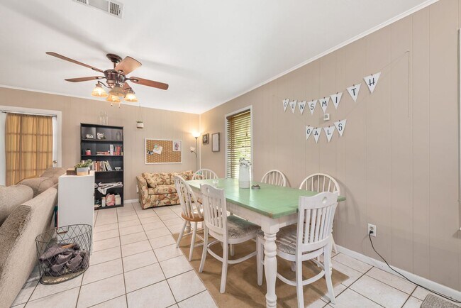 Building Photo - August 2026 Pre-Lease! Beautiful 3 Bed, 2 Bath House with Covered Patio!