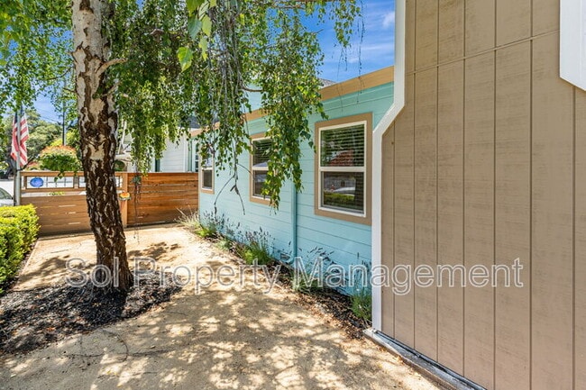 Building Photo - 822 Eaton St
