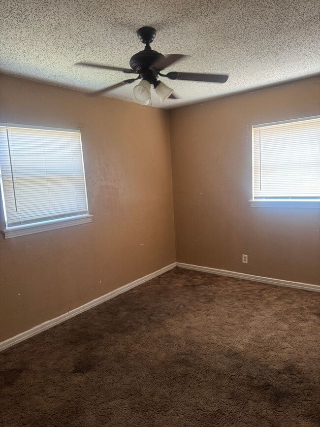 Building Photo - 2 Bedrooms, 1 Bathroom