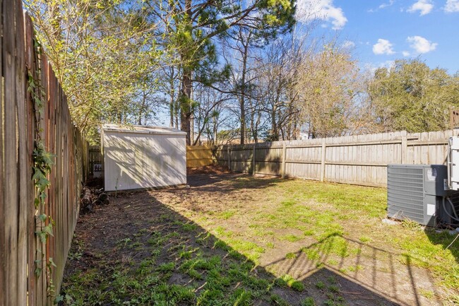 Building Photo - Charming 2-Bed, 1.5-Bath Townhouse