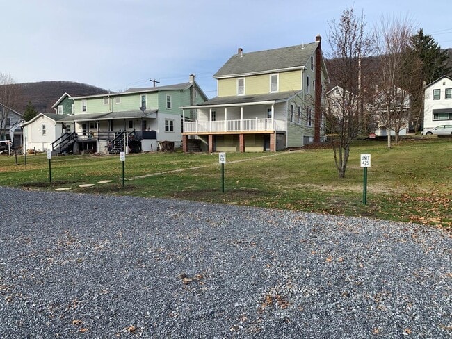 Building Photo - 425 Center St