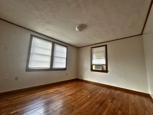 Building Photo - 704 E Thomas St